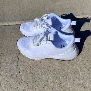 White womans shoes 7 1/2